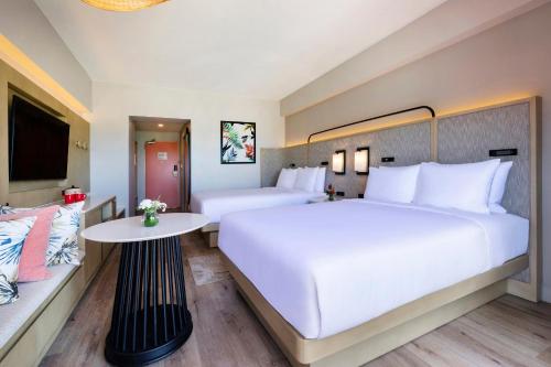 Katil atau katil-katil dalam bilik di Crowne Plaza Resort Saipan