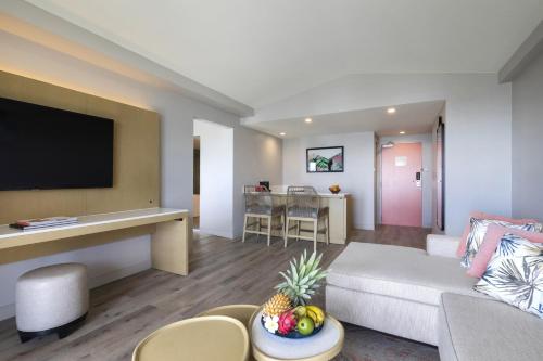Televisyen dan/atau pusat hiburan di Crowne Plaza Resort Saipan