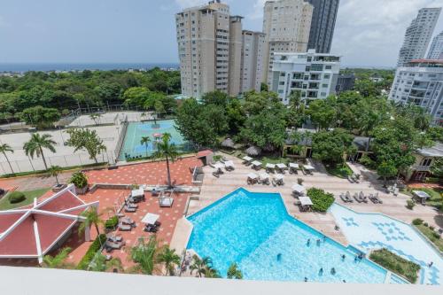uma vista aérea de uma piscina num resort em Dominican Fiesta Hotel em Santo Domingo