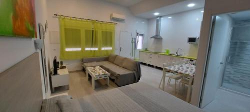 ein Wohnzimmer mit einem Sofa und einer Küche in der Unterkunft La Paloma in Málaga