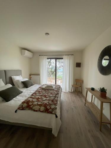 プラン・ド・ラ・トゥールにあるVilla Vallauryの大きなベッドと窓付きの広いベッドルームが備わります。