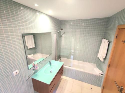 Ένα μπάνιο στο A Gaivota Ria Formosa Waterfront Lux Apart With Pool, Olhão, Algarve