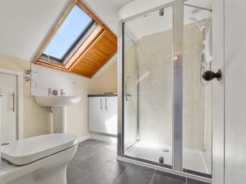 ein Bad mit einer Dusche, einem WC und einem Waschbecken in der Unterkunft Pass the Keys 3-bedroom beach house with off street parking in Borth
