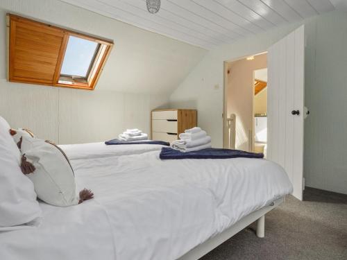 Postel nebo postele na pokoji v ubytování Pass the Keys 3-bedroom beach house with off street parking