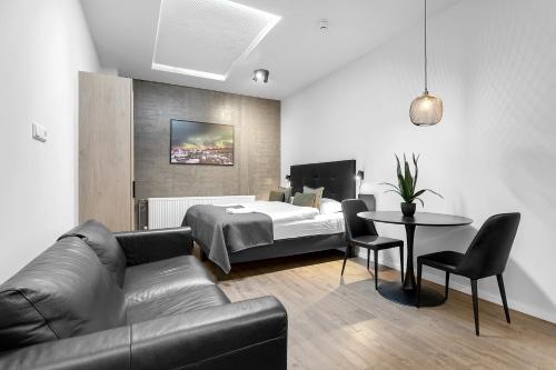 een woonkamer met een bank, een bed en een tafel bij Hotel Vera in Reykjavík