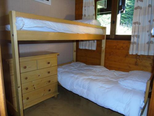 a bedroom with two bunk beds and a dresser at Appartement spacieux 6 personnes avec balcon à Châtel - FR-1-198-127 in Châtel