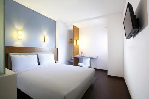 Cama o camas de una habitación en Amaris Hotel Pasar Baru