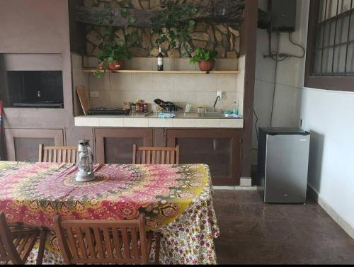 una cocina con mesa y mantel. en Hospedaje con vista a la ciudad en Monterrey