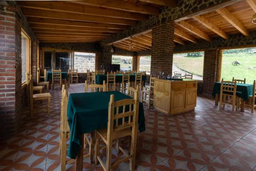 Restoran ili drugo mesto za obedovanje u objektu Bosque de Perlillas