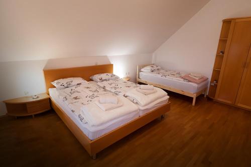 מיטה או מיטות בחדר ב-Suzana Iron's apartment
