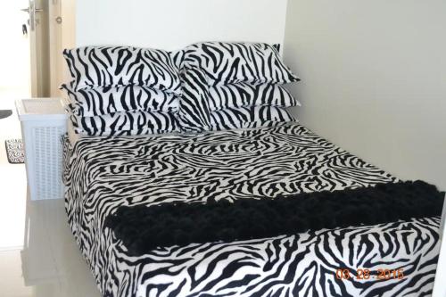 Staycation at Tagaytay 1733 Wind Residences with Taal Lake view WIFI and free parking