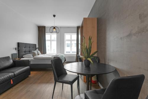 uma sala de estar com um sofá e uma mesa em Hotel Vera em Reykjavík