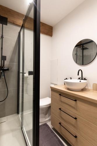 une salle de bain avec un lavabo et une douche dans l'établissement 