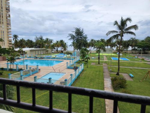 O vedere a piscinei de la sau din apropiere de Playa Azul II 302