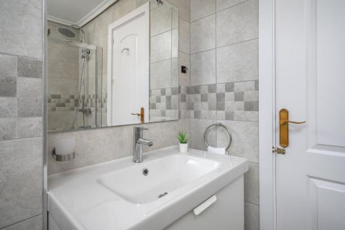 Koupelna v ubytování Stunning 3br flat near beach and puerto marina Ref 150