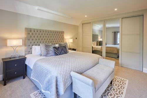 Scalby的住宿－Host & Stay - White Lodge，卧室配有一张白色大床和一把椅子
