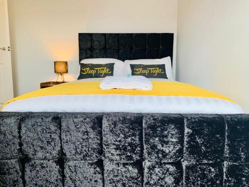 een slaapkamer met een bed gemaakt van een stenen muur bij The Islington Studio @ The Gathering - Sleeps Up To 3 in Sale