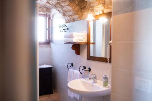 Ένα μπάνιο στο Masseria Montepaolo Dimora di Charme