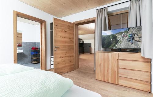 - une chambre avec un lit et une télévision à écran plat dans l'établissement 3 Bedroom Beautiful Apartment In Lngenfeld, à Längenfeld