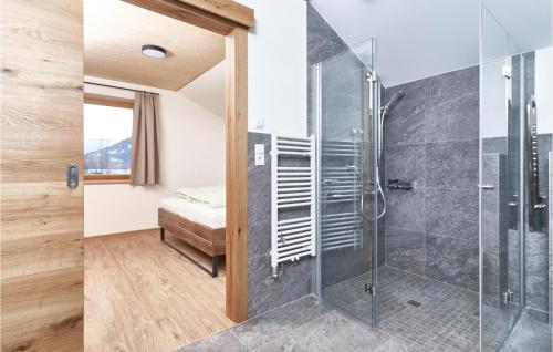 La salle de bains est pourvue d'une douche avec une porte en verre. dans l'établissement 3 Bedroom Beautiful Apartment In Lngenfeld, à Längenfeld