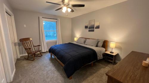 A bed or beds in a room at New Spacious Renovated Townhouse