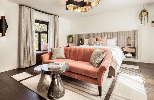 Orli La Jolla في سان دييغو: غرفة معيشة مع أريكة وسرير