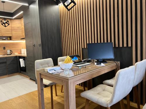 a office with a desk with a computer and chairs at Stan na dan Lorena in Sarajevo