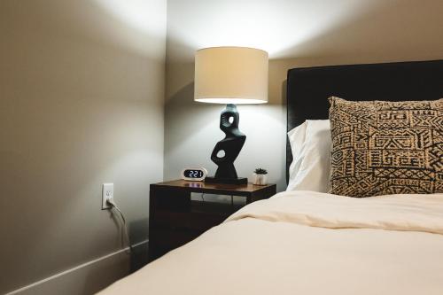 Ein Bett oder Betten in einem Zimmer der Unterkunft Three Trails Downtown Elkin