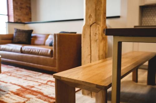 Ein Sitzbereich in der Unterkunft Three Trails Downtown Elkin