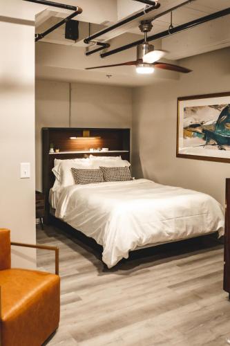 Ein Bett oder Betten in einem Zimmer der Unterkunft Three Trails Downtown Elkin