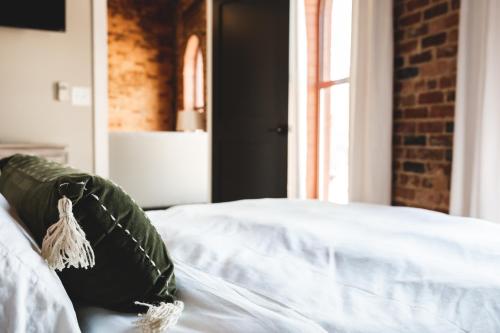 Ein Bett oder Betten in einem Zimmer der Unterkunft Three Trails Downtown Elkin