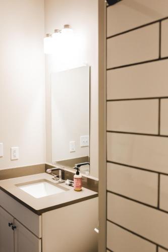 Ein Badezimmer in der Unterkunft Three Trails Downtown Elkin