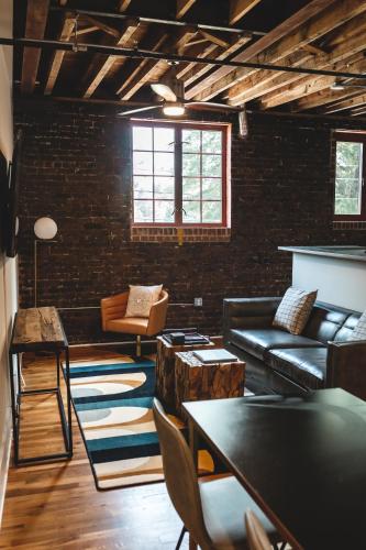 Ein Sitzbereich in der Unterkunft Three Trails Downtown Elkin