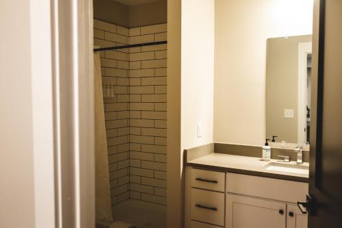 Ein Badezimmer in der Unterkunft Three Trails Downtown Elkin