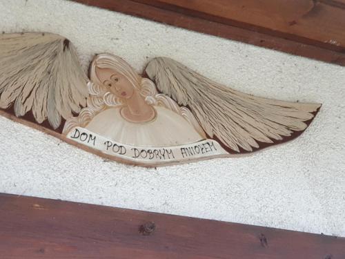 een beeldje van een engel met de woorden Don pod drupal zelf bij Siedlisko pod Aniołem in Grabówko