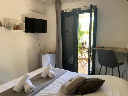 1 dormitorio con 1 cama con toallas en Ti kaz bo - Chambre Combava chez l'habitant en Bras-Panon