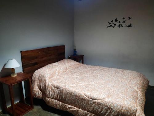 1 dormitorio con 1 cama y 1 mesa con lámpara en Mardifiore 3 en General Juan Madariaga