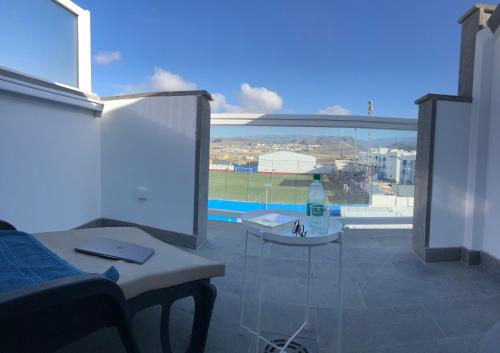 a balcony with a table and a bottle of water at Blanco Homes & Living 3A in El Tablero