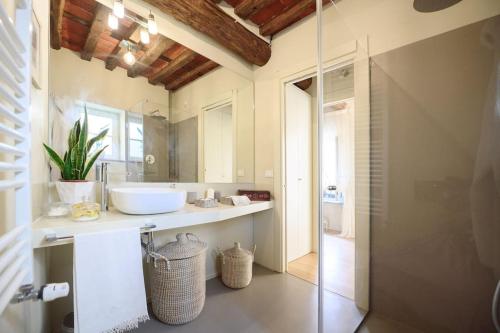 y baño con lavabo y espejo. en Corte Paolina - charming courtyard inside Lucca, en Lucca