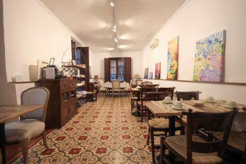 コンスエグラにあるホテル ルーラル ラ ビダ デ アンテスのテーブルと椅子が備わるレストラン