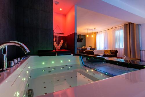 une grande baignoire dans le salon dans l'établissement Suite and Spa 21, à Dijon