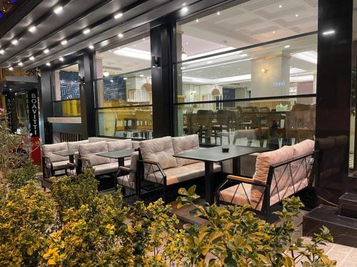 un restaurante con sofás y mesas en un edificio en Hotel Eyfel, en Estambul