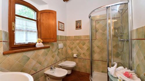 La salle de bains est pourvue d'une douche, de toilettes et d'un lavabo. dans l'établissement Villa Violetto, à Gaiole in Chianti
