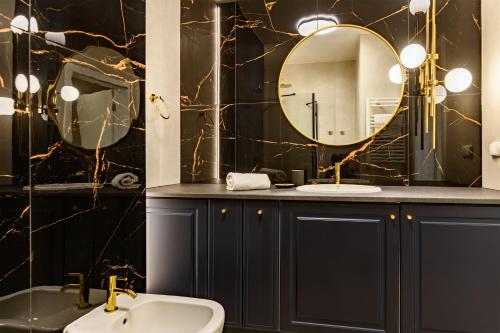 a bathroom with a sink and a mirror at Double Rest in Jastrzębia Góra