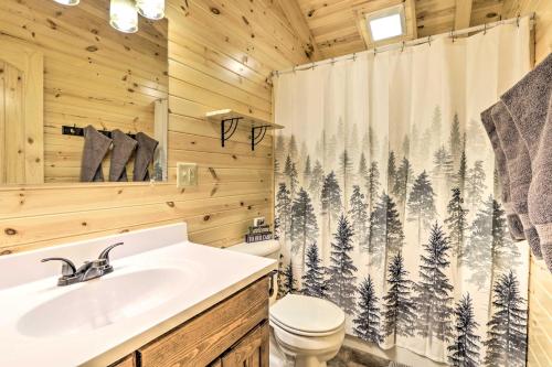 łazienka z umywalką i zasłoną prysznicową w obiekcie Clover Cabin with Hot Tub and Deck in Hocking Hills! w mieście Logan
