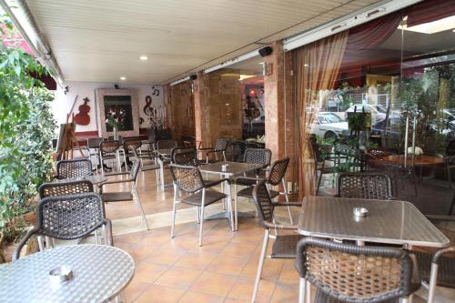 ein Restaurant mit Tischen und Stühlen auf einer Terrasse in der Unterkunft Mozart Hotel in Beirut