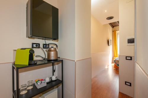 un soggiorno con una TV a parete di Habitat Monti a Roma