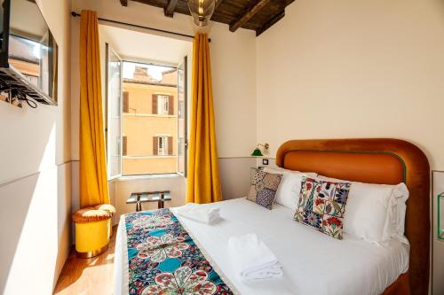 una camera con letto e finestra di Habitat Monti a Roma