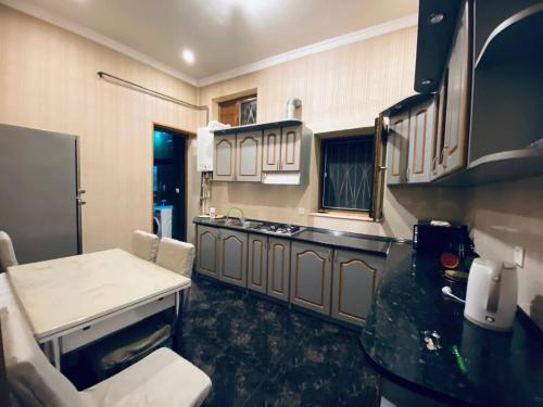 uma cozinha com um lavatório e uma bancada em Barnaba Apartment em Tbilisi