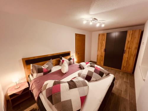 ein Schlafzimmer mit einem großen Bett mit Kissen in der Unterkunft Haus Dominik in See